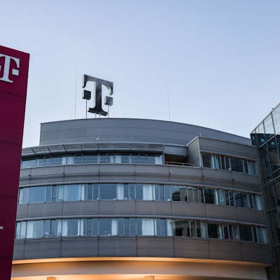 Das Logo der Zentrale der Deutschen Telekom ist am Morgen unbeleuchtet.