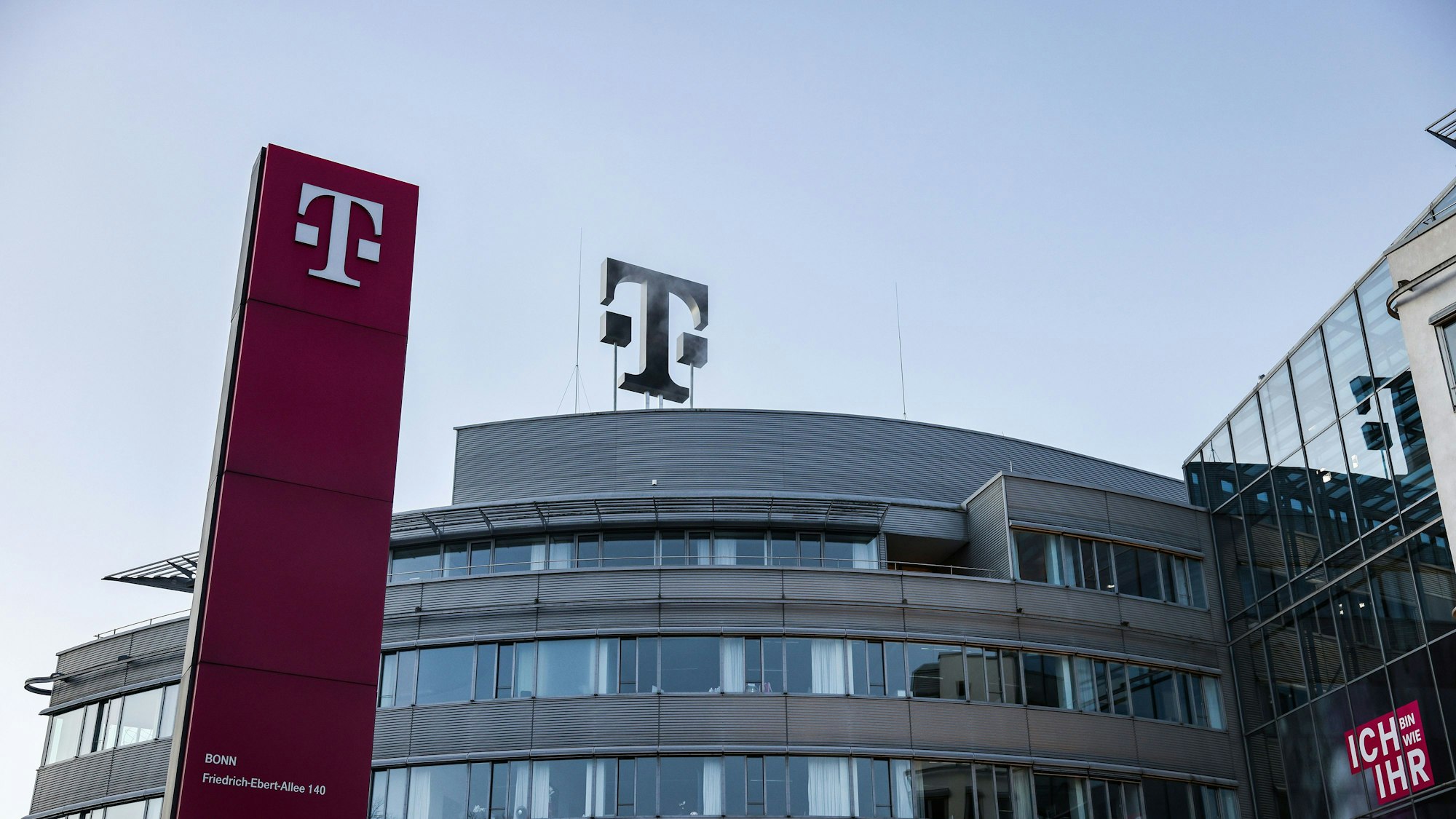 Das Logo der Zentrale der Deutschen Telekom ist am Morgen unbeleuchtet.