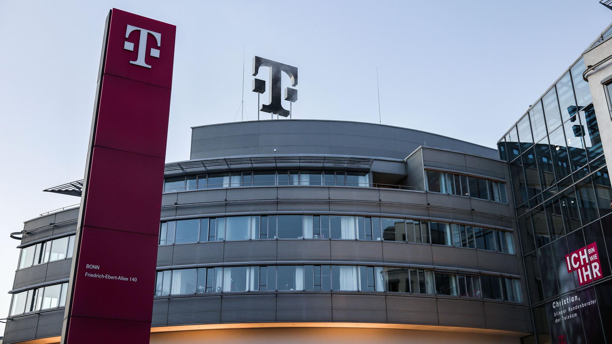 Das Logo der Zentrale der Deutschen Telekom in Bonn.