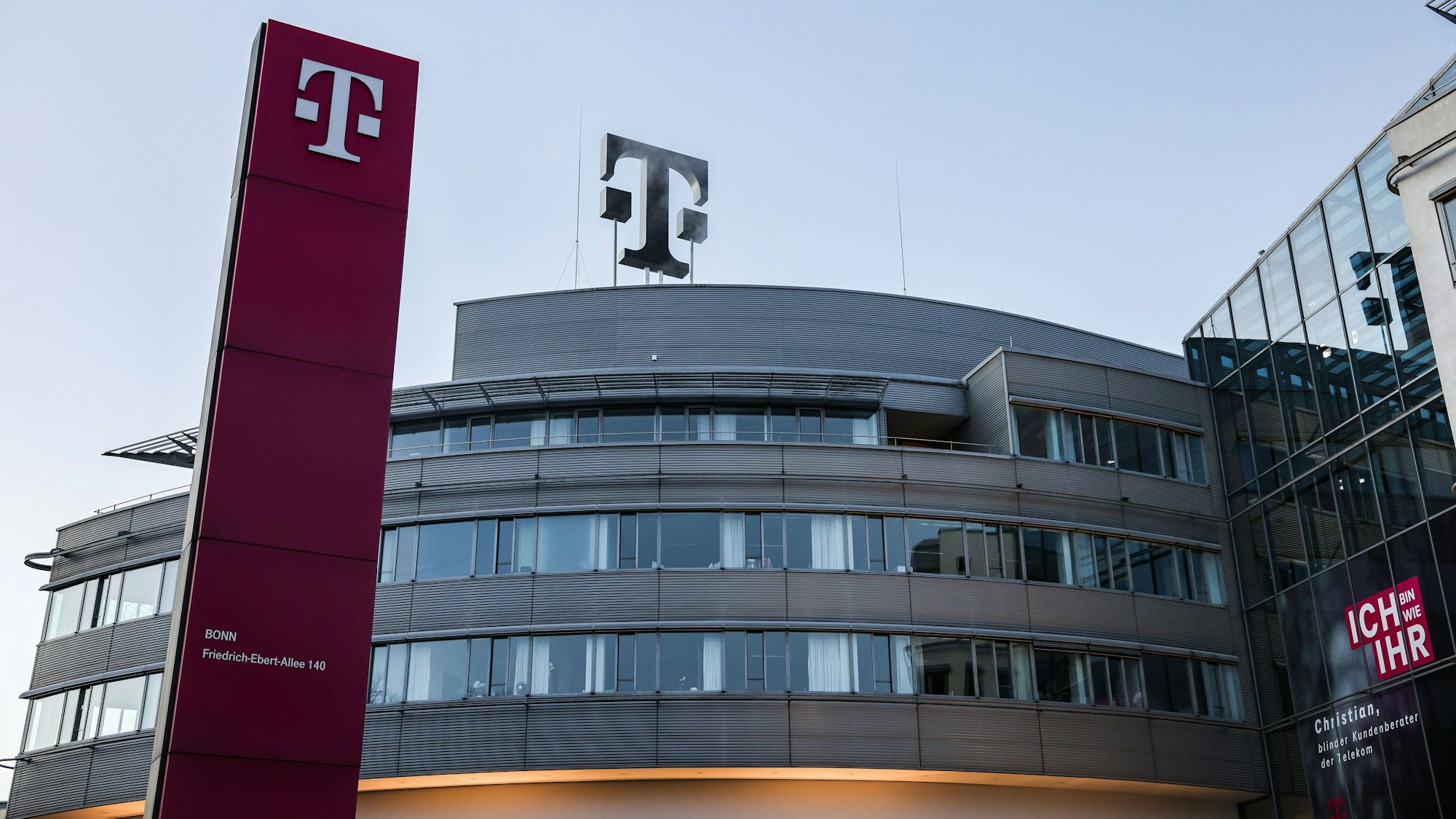 Das Logo der Zentrale der Deutschen Telekom in Bonn.