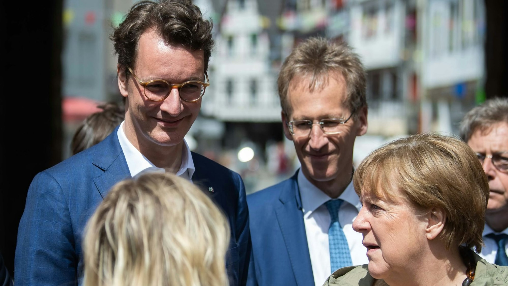 Angela Merkel, Hendrik Wüst und Detlef Seif stehen vor dem Orchheimer Tor.