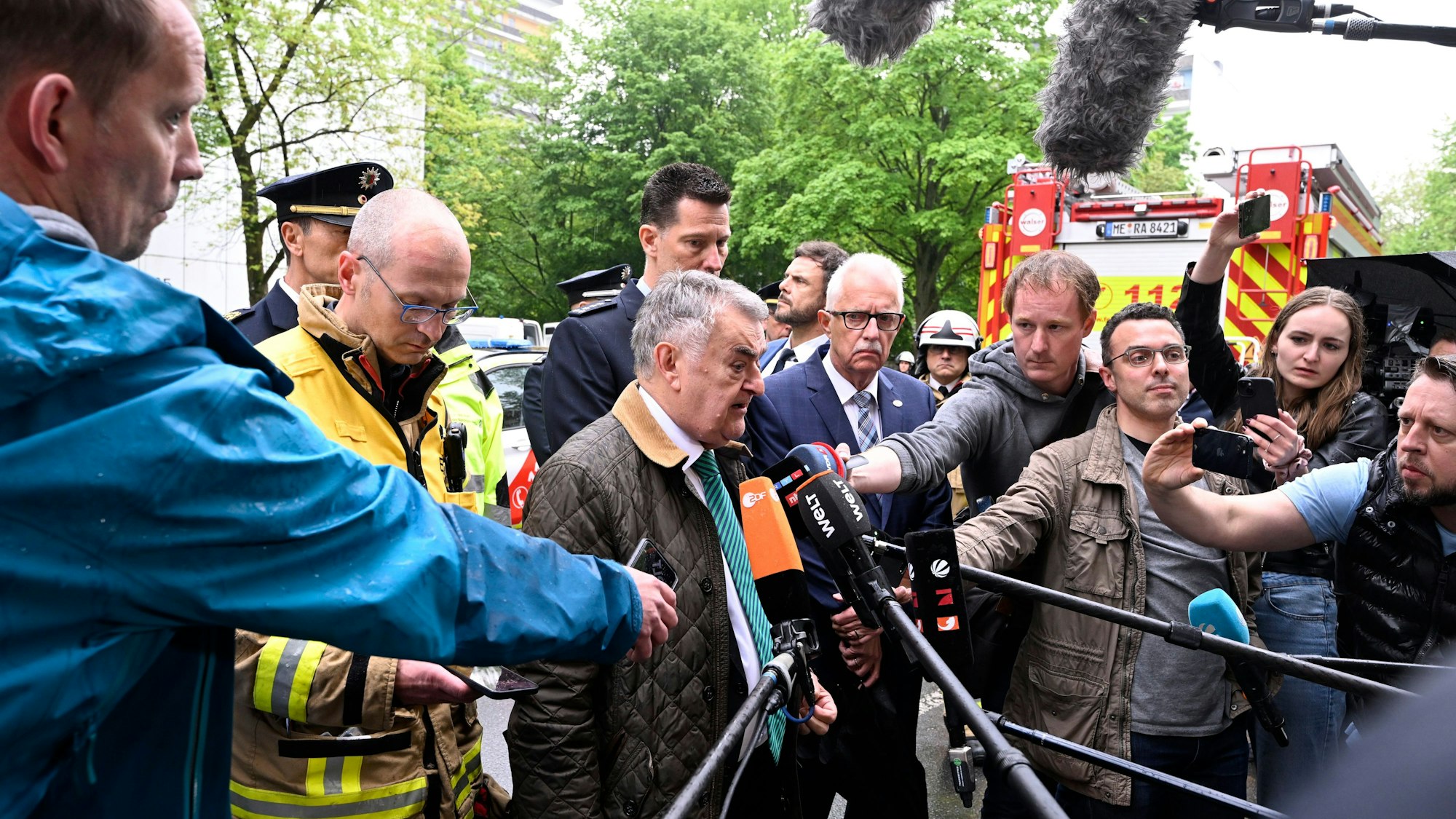 Innenminister Herbert Reul (CDU) spricht am 11. Mai am Tatort in Ratingen zur Presse. Er drückte sein Unverständnis, Wut und Mitgefühl aus.