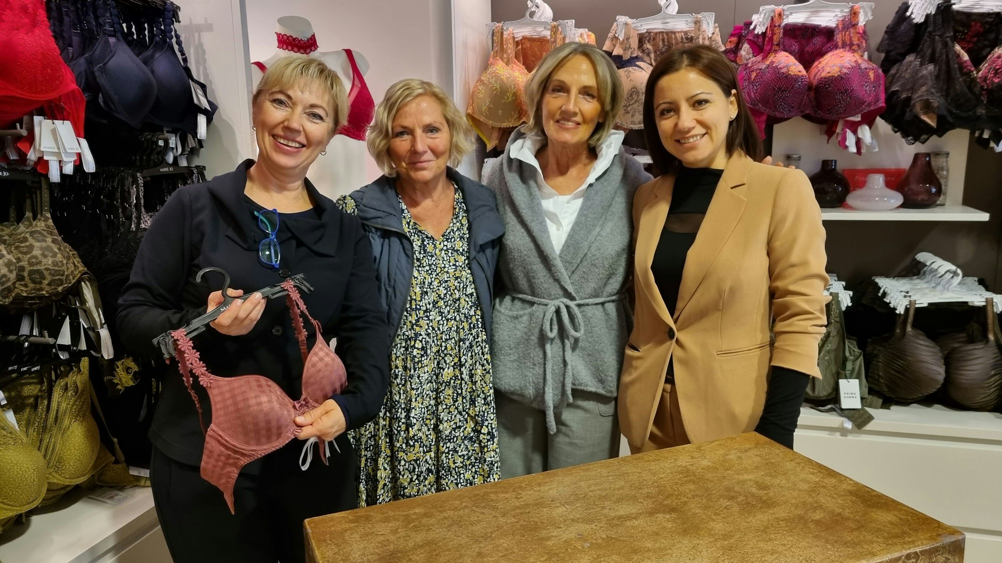 Isolde Faust (2.v.r.) mit ihren Mitarbeiterinnen Olga Dudenhefner (l.), Ute Hagen (2.v.l.) und Tatjana Nedviga (r.)