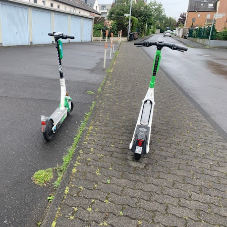 Es sind zwei E-Scooter zu sehen.