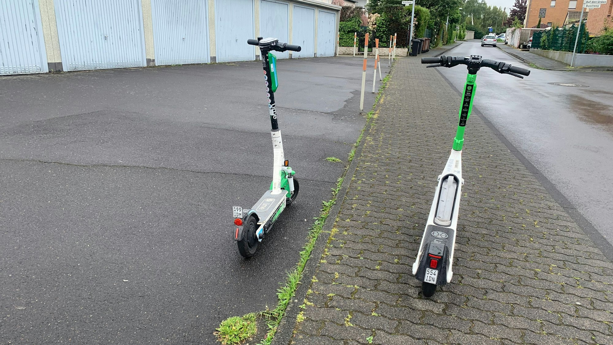 Es sind zwei E-Scooter zu sehen.
