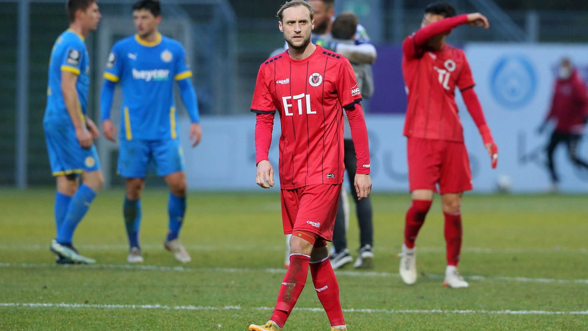 FC Viktoria Köln vs. Eintracht Braunschweig, 3. Liga, Marcel Risse (Viktoria) nach dem Schlußpfiff,11.12.2021, Bild: Herbert Bucco