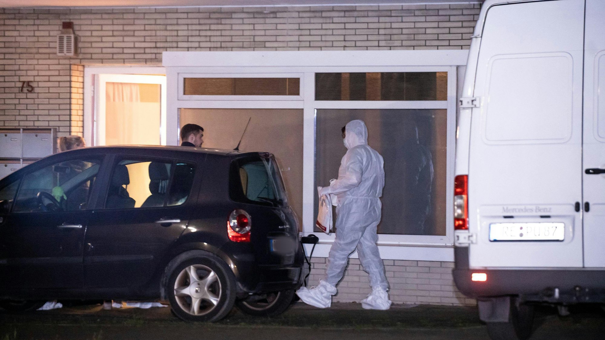Im nordrhein-westfälischen Herten hat die Polizei eine Mutter mit ihrem Kind tot in ihrer Wohnung gefunden. Der Vater wurde festgenommen.