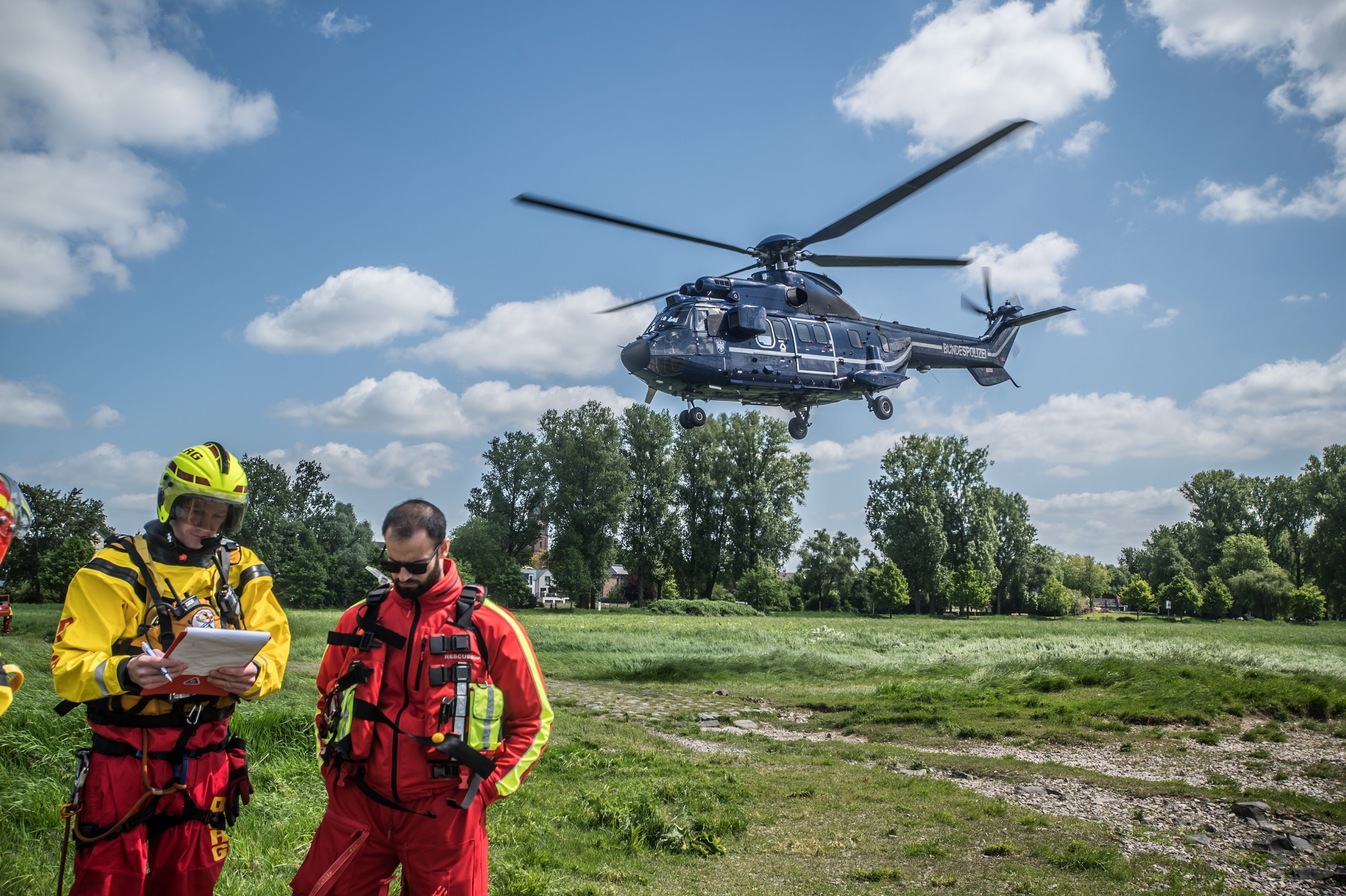 Rettung aus dem Rhein Bundespolizei, DLRG und Wasserwacht DRK. Foto: Ralf Krieger