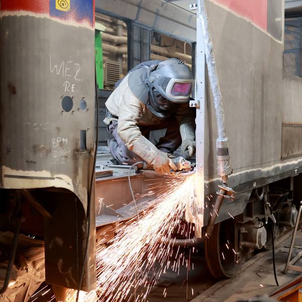 Schweißer der Verkehrs Industrie Systeme GmbH (VIS) arbeiten an einem Eisenbahnwaggon der Schweizer Bundesbahn (SBB).