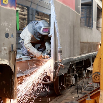 Schweißer der Verkehrs Industrie Systeme GmbH (VIS) arbeiten an einem Eisenbahnwaggon der Schweizer Bundesbahn (SBB).