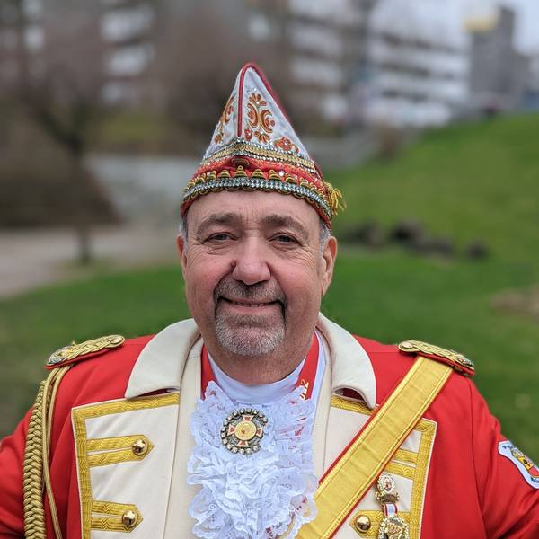 Das Foto zeigt Heinz-Gert Sester in seiner karnevalistischen Uniform. Der Hürther ist im Alter von 65 Jahren gestorben.