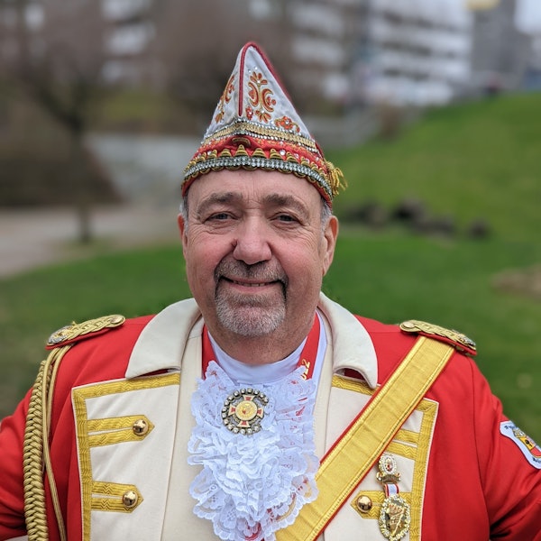 Das Foto zeigt Heinz-Gert Sester in seiner karnevalistischen Uniform. Der Hürther ist im Alter von 65 Jahren gestorben.