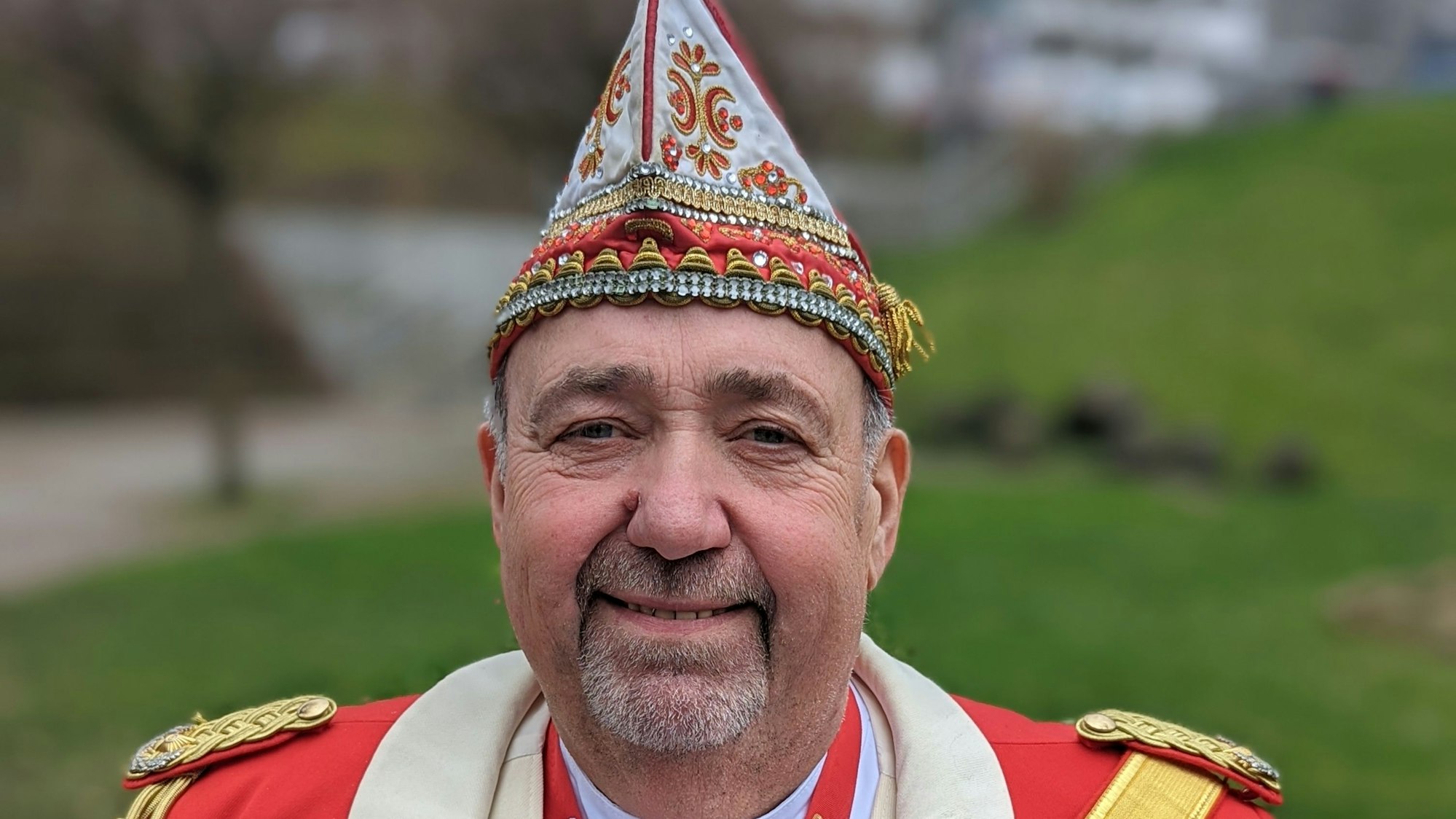 Foto des verstorbenen Heinz-Gert Bärchen Sester, ehemaliger Kommandant der Funken Rot-Weiß Gleuel in Karnevalsuniform.