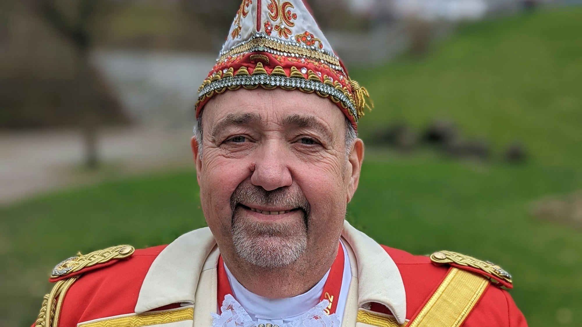 Das Foto zeigt Heinz-Gert Sester in seiner karnevalistischen Uniform. Der Hürther ist im Alter von 65 Jahren gestorben.