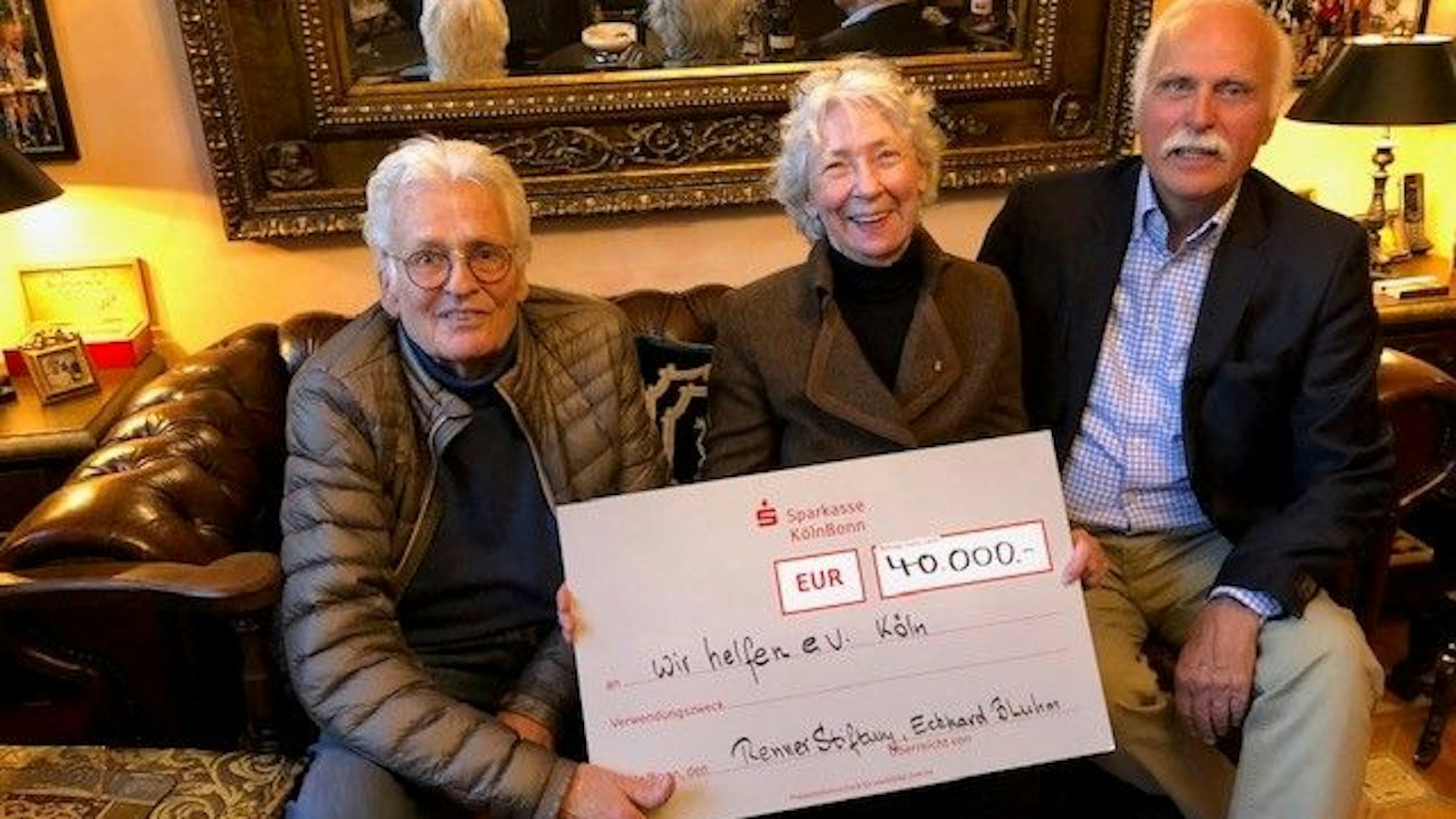 Hedwig Neven DuMont und Karl-Heinz Goßmann vom „wir helfen“-Vorstand nahmen den Scheck von Eckhard Bluhm (links), dem Repräsentant der „Renner-Stiftun“ für das Rheinland, entgegen.