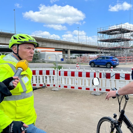 Leverkusens ADFC-Vorsitzender Kurt Krefft an der A-1-Baustelle zwischen Wiesdorf und Bürrig