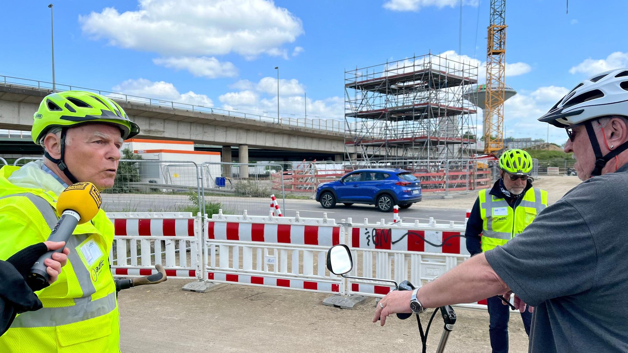 Leverkusens ADFC-Vorsitzender Kurt Krefft an der A-1-Baustelle zwischen Wiesdorf und Bürrig
