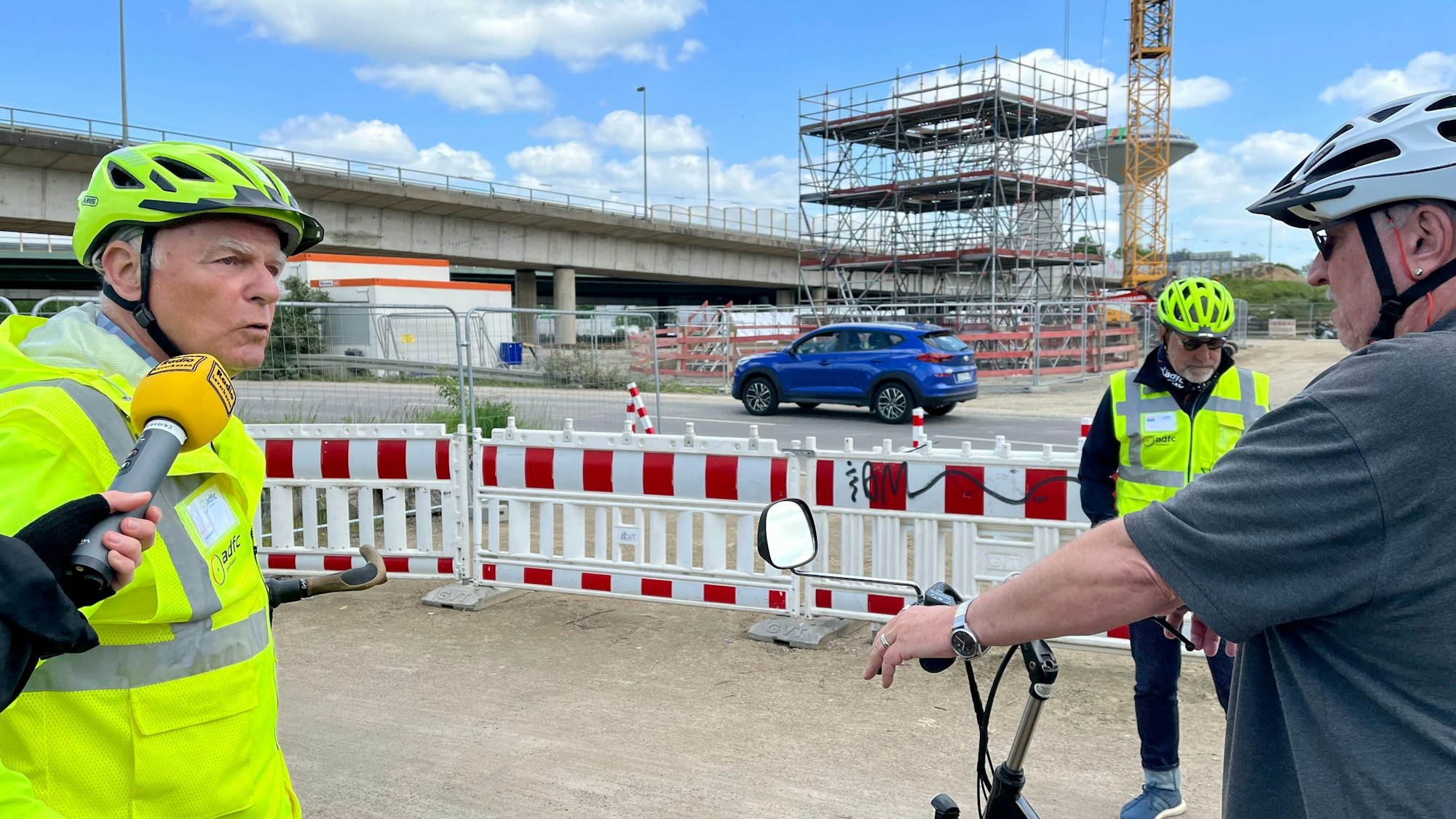 Leverkusens ADFC-Vorsitzender Kurt Krefft steht an der A-1-Baustelle zwischen Wiesdorf und Bürrig.