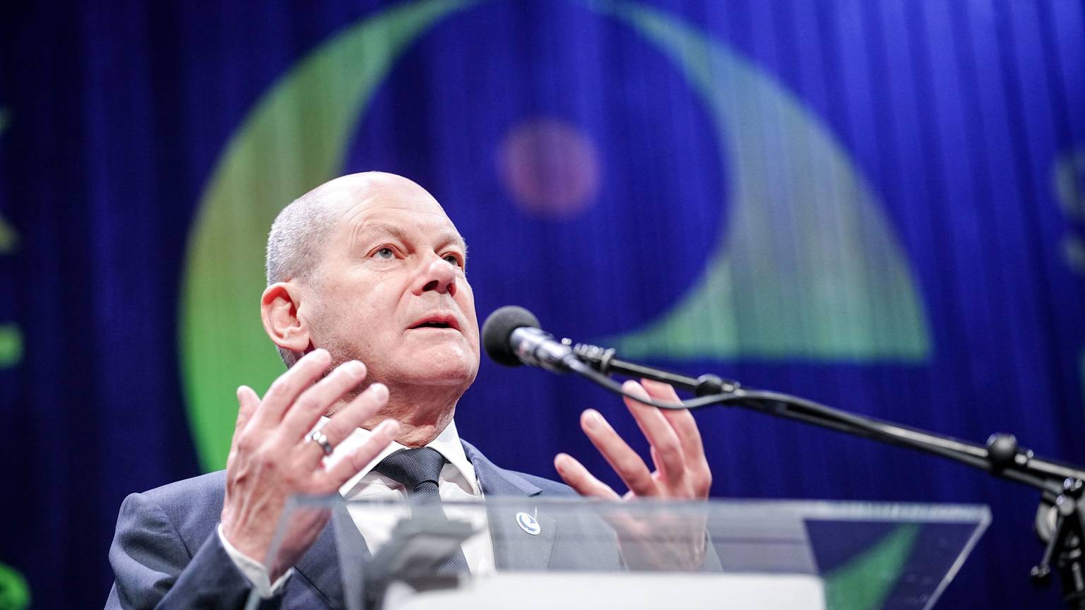 17.05.2023, Island, Reykjavik: Bundeskanzler Olaf Scholz (SPD) gibt am Rande des Europarats-Gipfels eine Pressekonferenz. Erst zum vierten Mal in der über 70-jährigen Geschichte des Europarats treffen sich die Staats- und Regierungschefs der Mitgliedsländer zu einem Gipfel. Auf der Tagesordnung stehen unter anderem Unterstützungsmaßnahmen für die Ukraine und die Wahrung der Menschenrechte in den Mitgliedsländern. Foto: Kay Nietfeld/dpa +++ dpa-Bildfunk +++