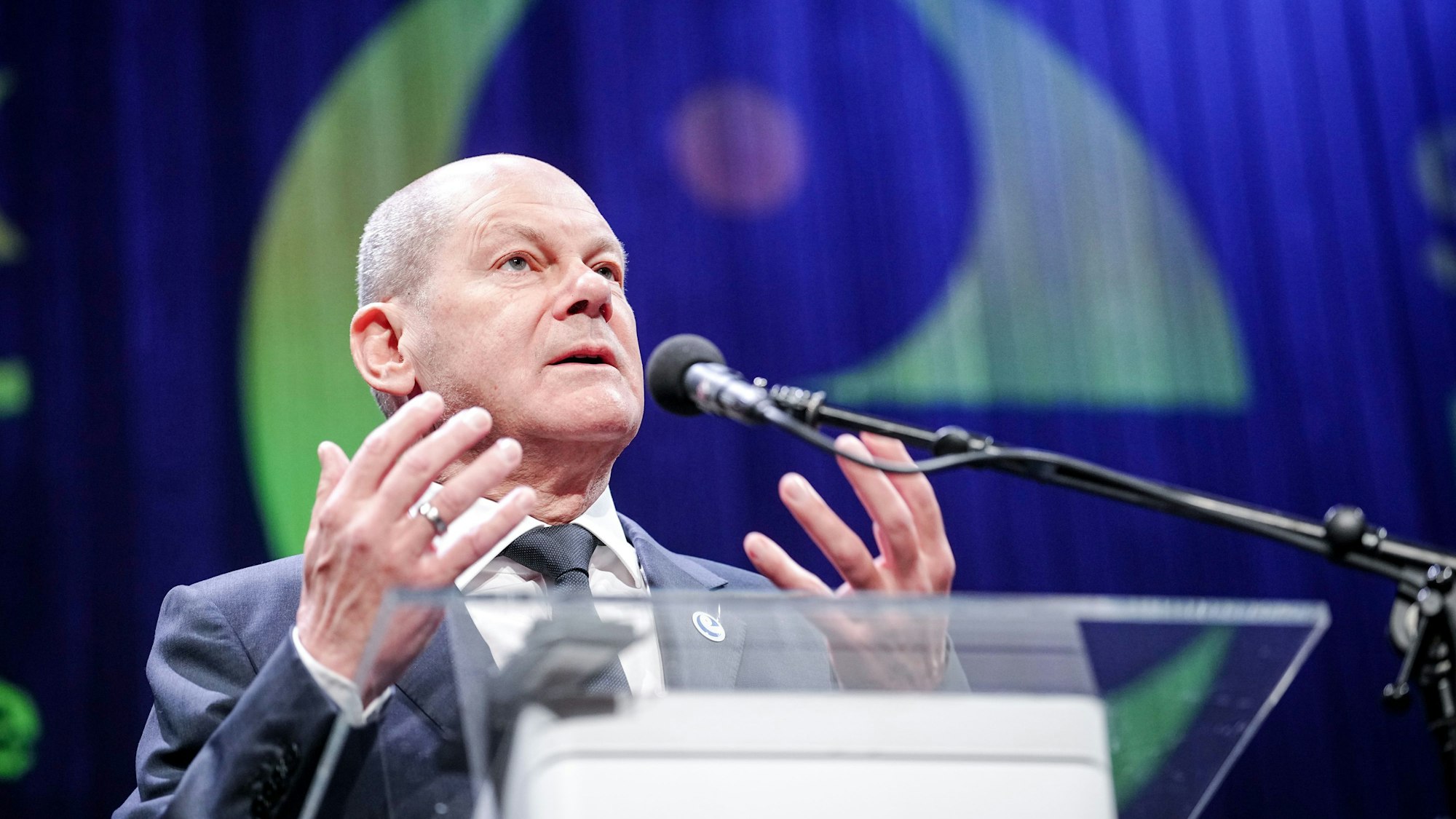 17.05.2023, Island, Reykjavik: Bundeskanzler Olaf Scholz (SPD) gibt am Rande des Europarats-Gipfels eine Pressekonferenz. Erst zum vierten Mal in der über 70-jährigen Geschichte des Europarats treffen sich die Staats- und Regierungschefs der Mitgliedsländer zu einem Gipfel. Auf der Tagesordnung stehen unter anderem Unterstützungsmaßnahmen für die Ukraine und die Wahrung der Menschenrechte in den Mitgliedsländern. Foto: Kay Nietfeld/dpa +++ dpa-Bildfunk +++