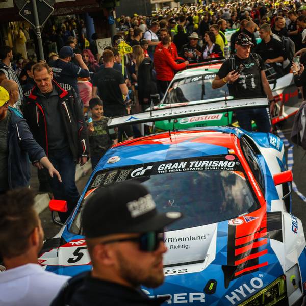 Beim 24-Stunden-Rennen am Nürburgring kommen sich Fans und Fahrer besonders nah.