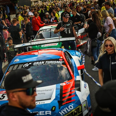 Beim 24-Stunden-Rennen am Nürburgring kommen sich Fans und Fahrer besonders nah.