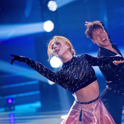 Anna Ermakova, Model, und Valentin Lusin, Profitänzer, tanzen in der RTL-Tanzshow "Let's Dance" im Coloneum. Foto: Rolf Vennenbernd/dpa +++ dpa-Bildfunk +++