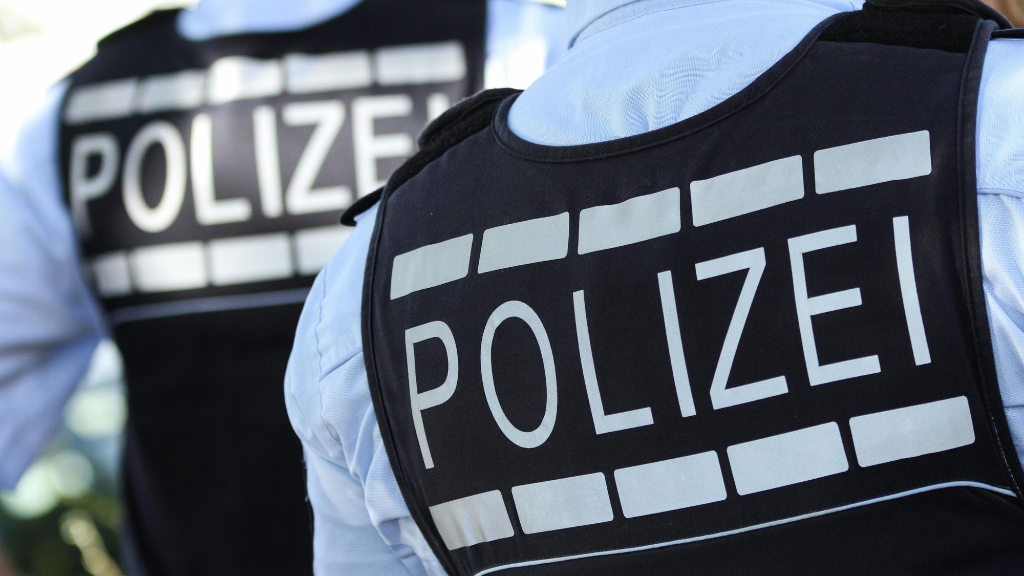 In Westen gekleidete Polizisten stehen in der Stadt.