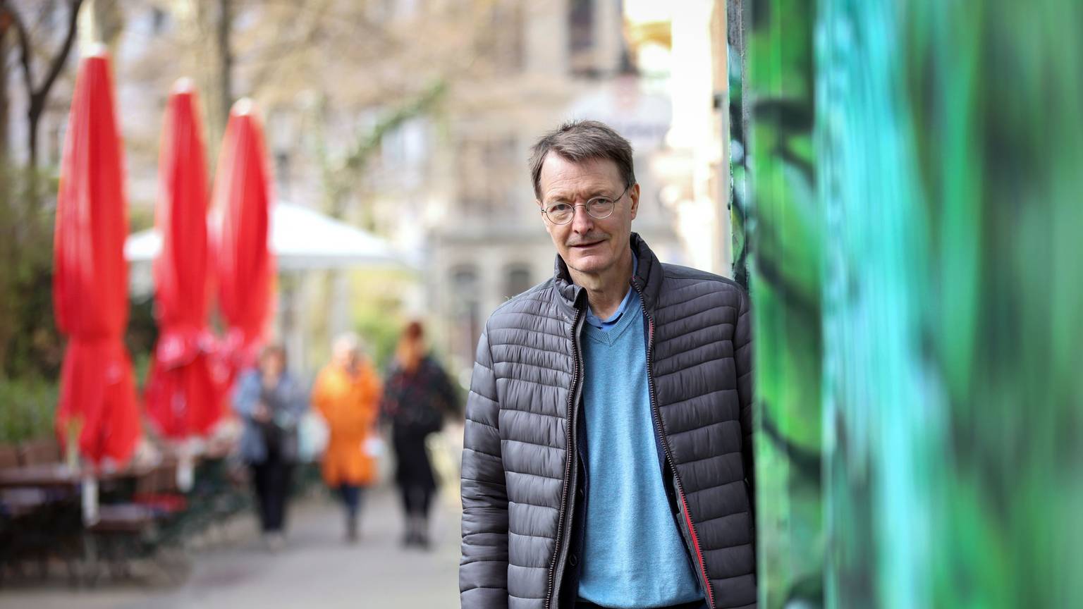 Gesundheitsminister Karl Lauterbach im Belgischen Viertel in Köln.