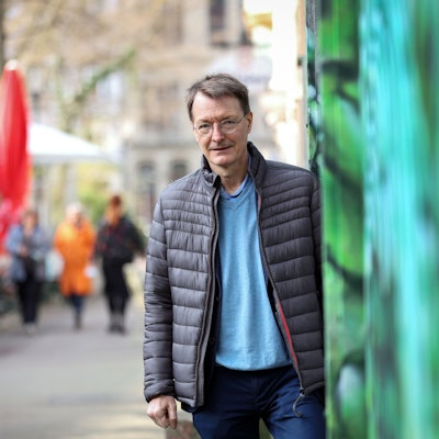 Gesundheitsminister Karl Lauterbach im Belgischen Viertel in Köln.