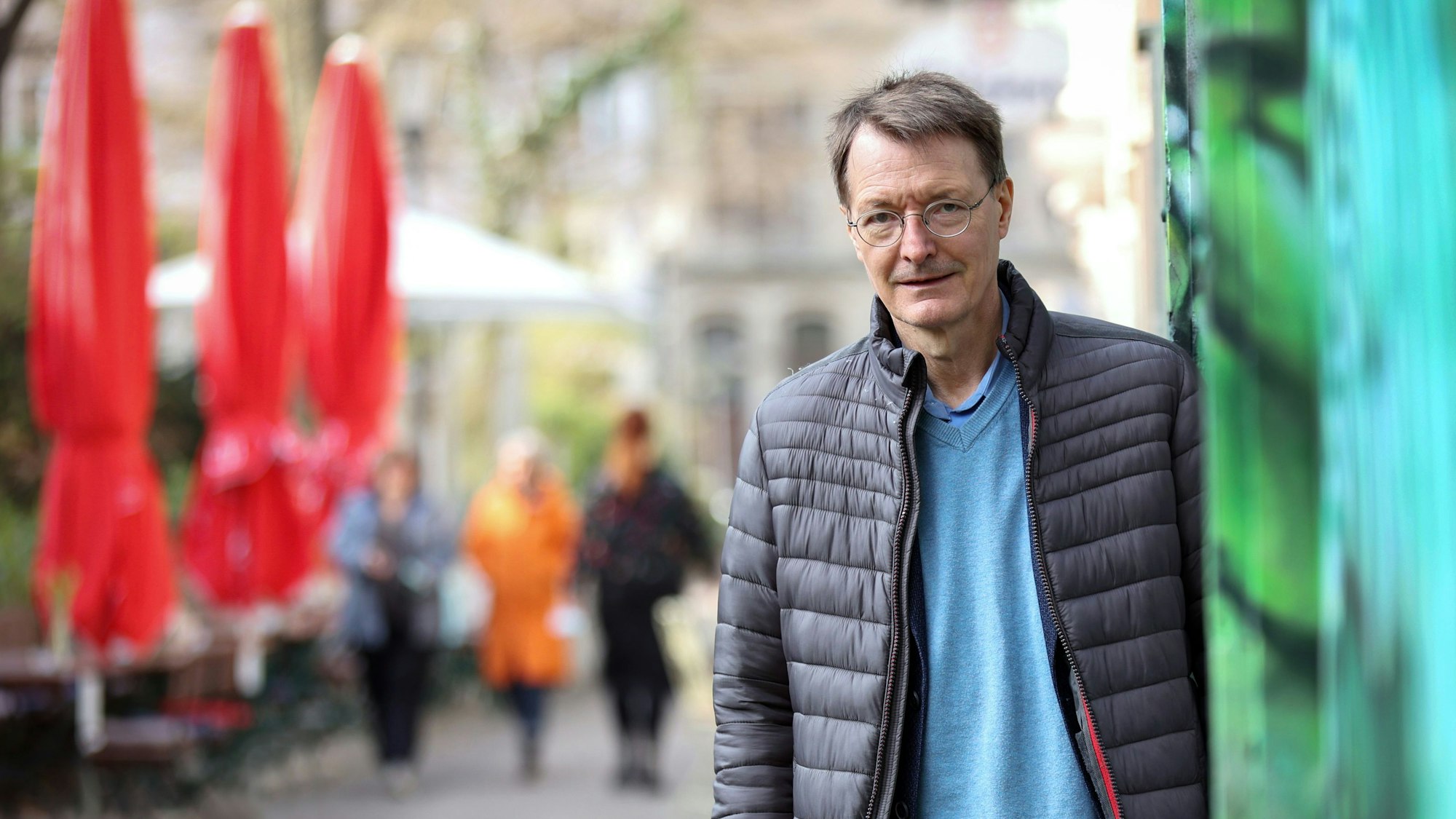 Gesundheitsminister Karl Lauterbach im Belgischen Viertel in Köln.