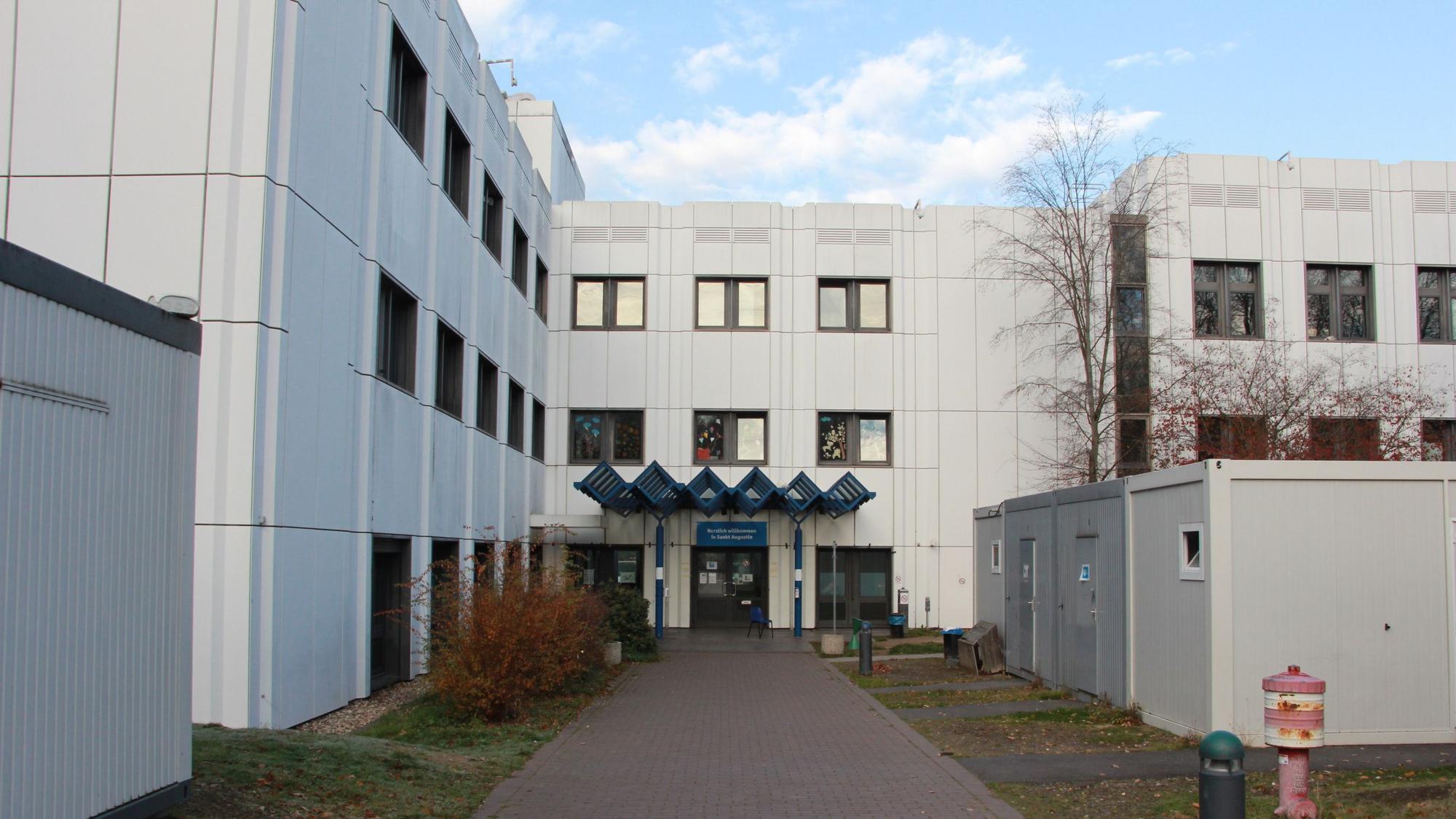 Großes Gebäude mit Containern