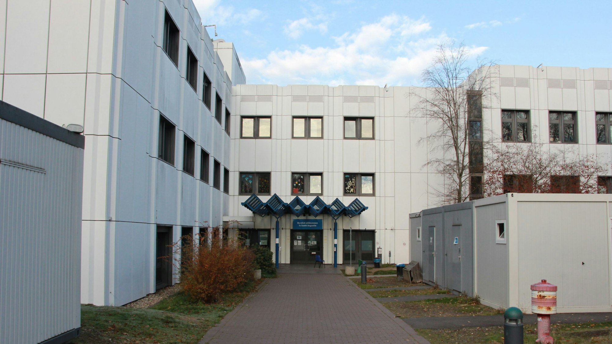 Großes Gebäude mit Containern