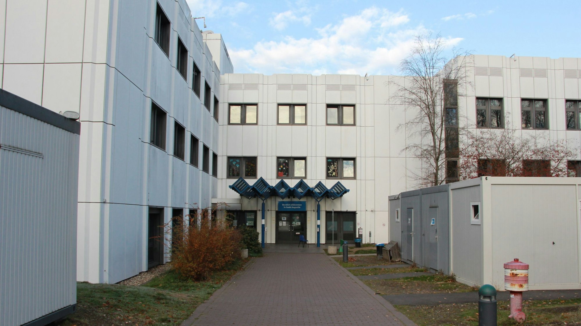 Ein großes, weißes Gebäude.