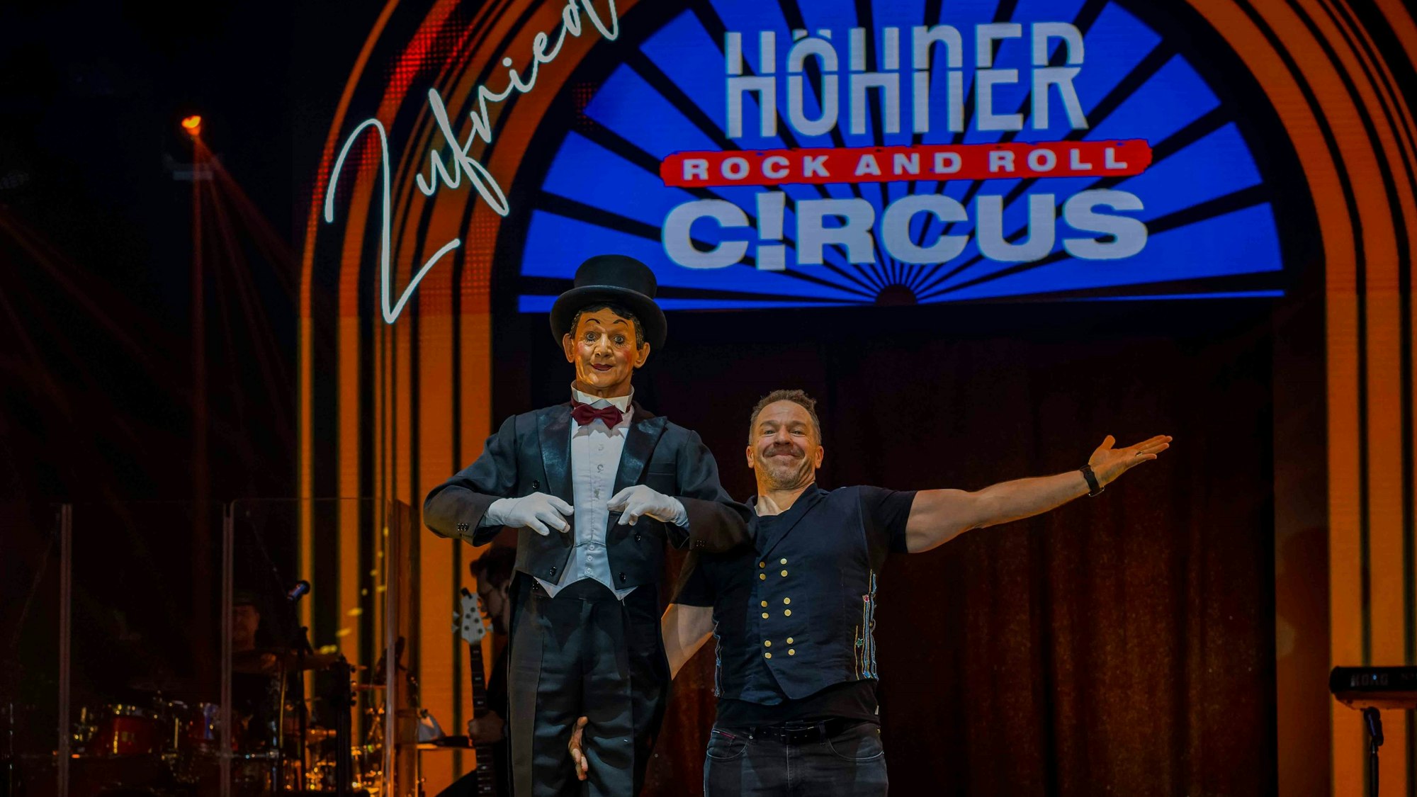 Patrick Lück steht mit einem Pantomimen in der Manege.