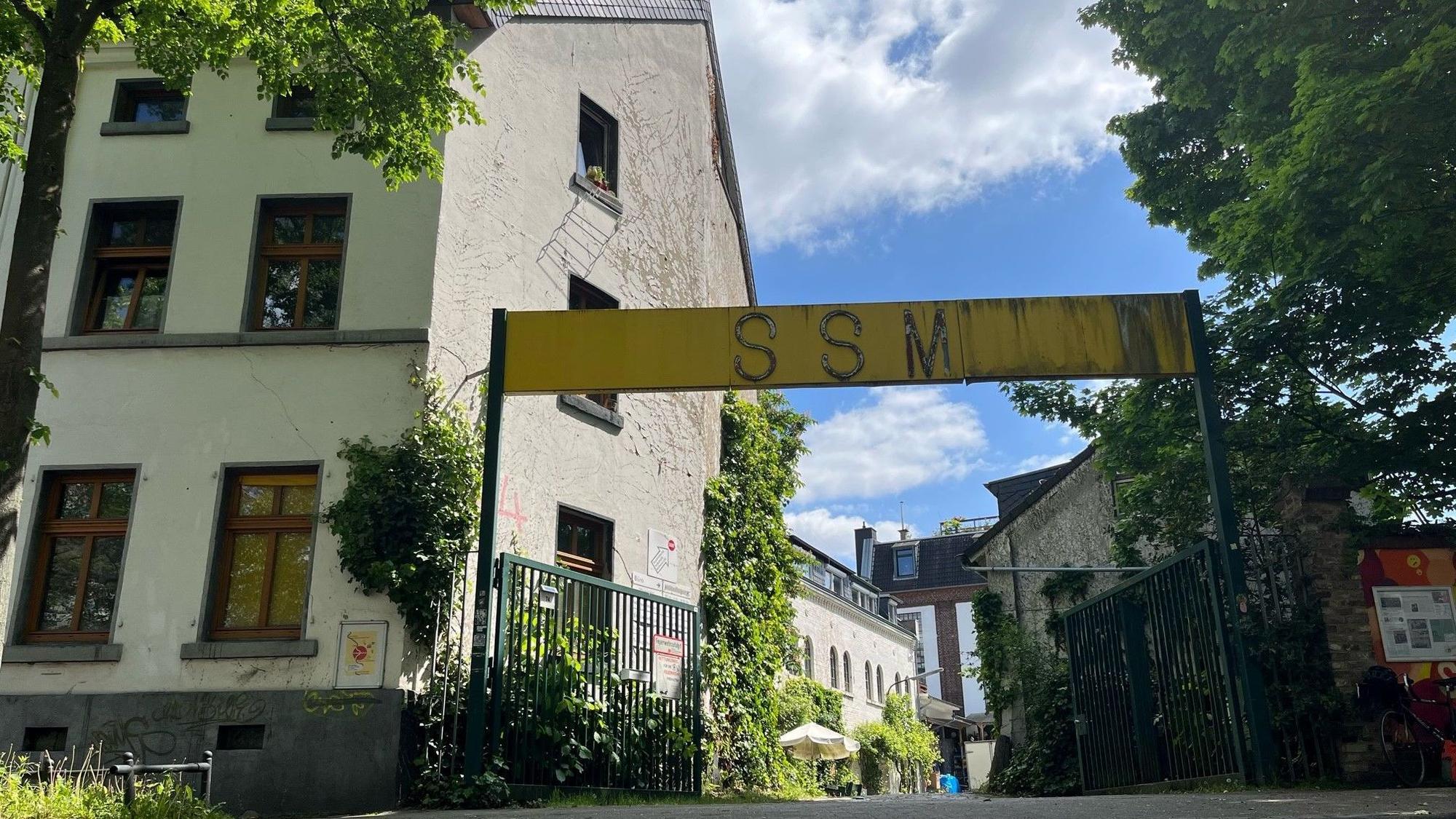 Das Bild zeigt mehrere Gebäude.
