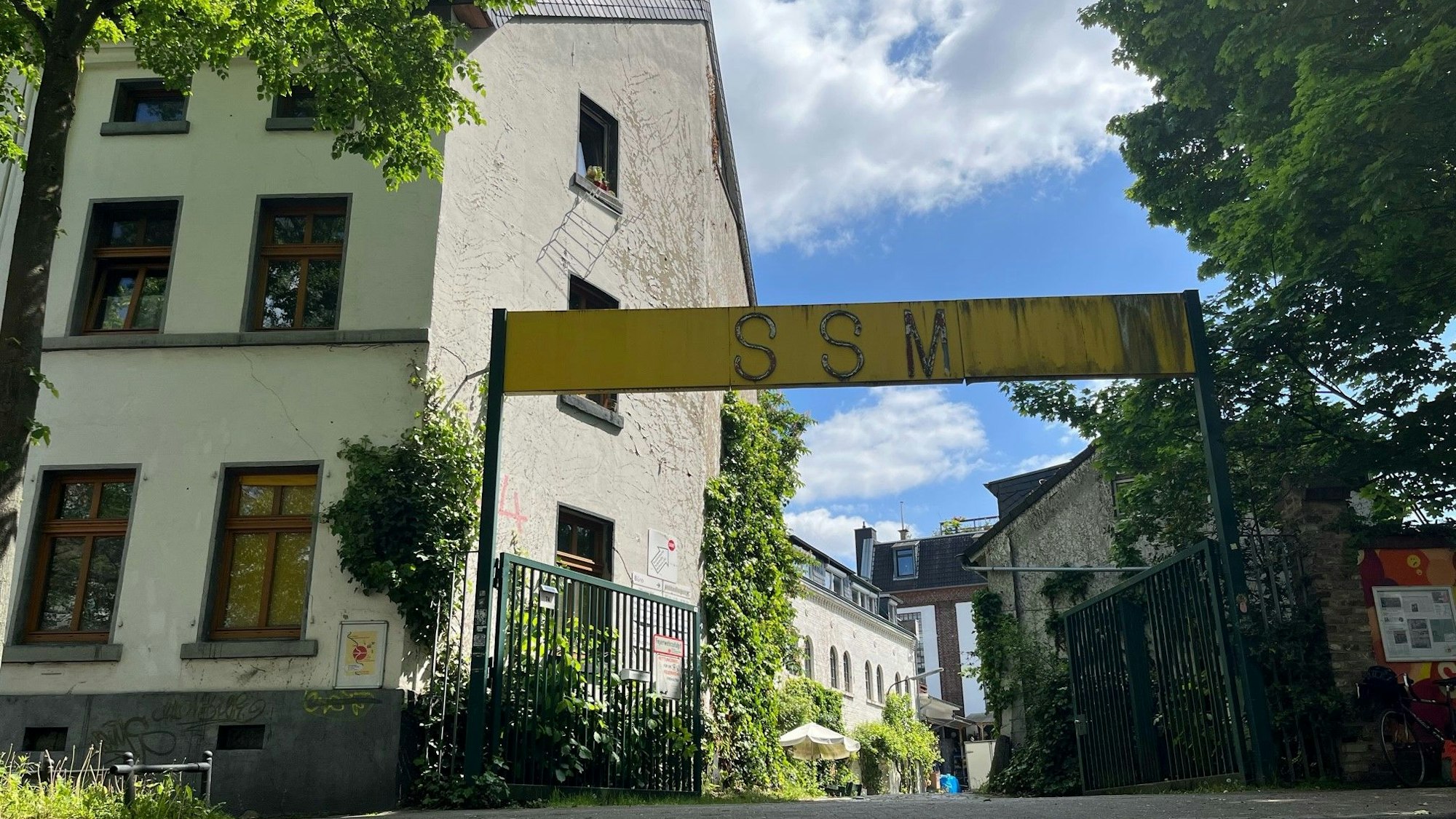 Das Bild zeigt mehrere Gebäude.