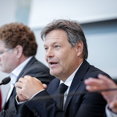 Robert Habeck (r.) konnte seinen Staatssekretär Patrick Graichen nicht im Amt halten.