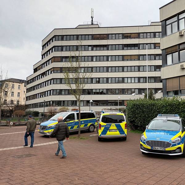 Gerichtsgebäude mit Polizeiwagen