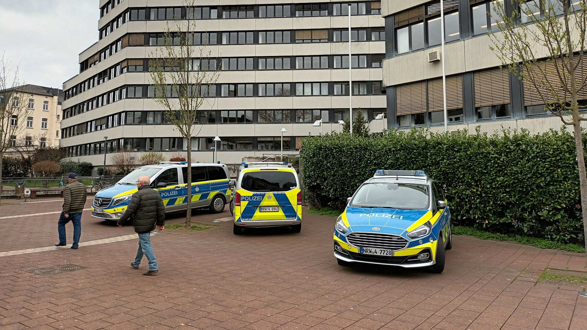 Vor dem Amtsgericht in Siegburg stehen Polizeifahrzeuge