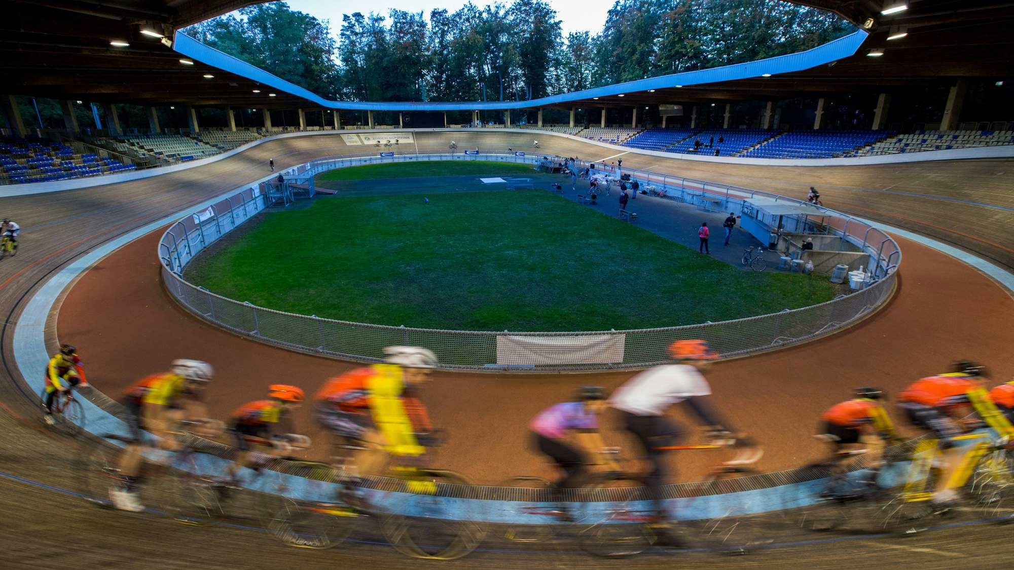 Das Bild zeigt die Albert-Richter-Radrennbahn.