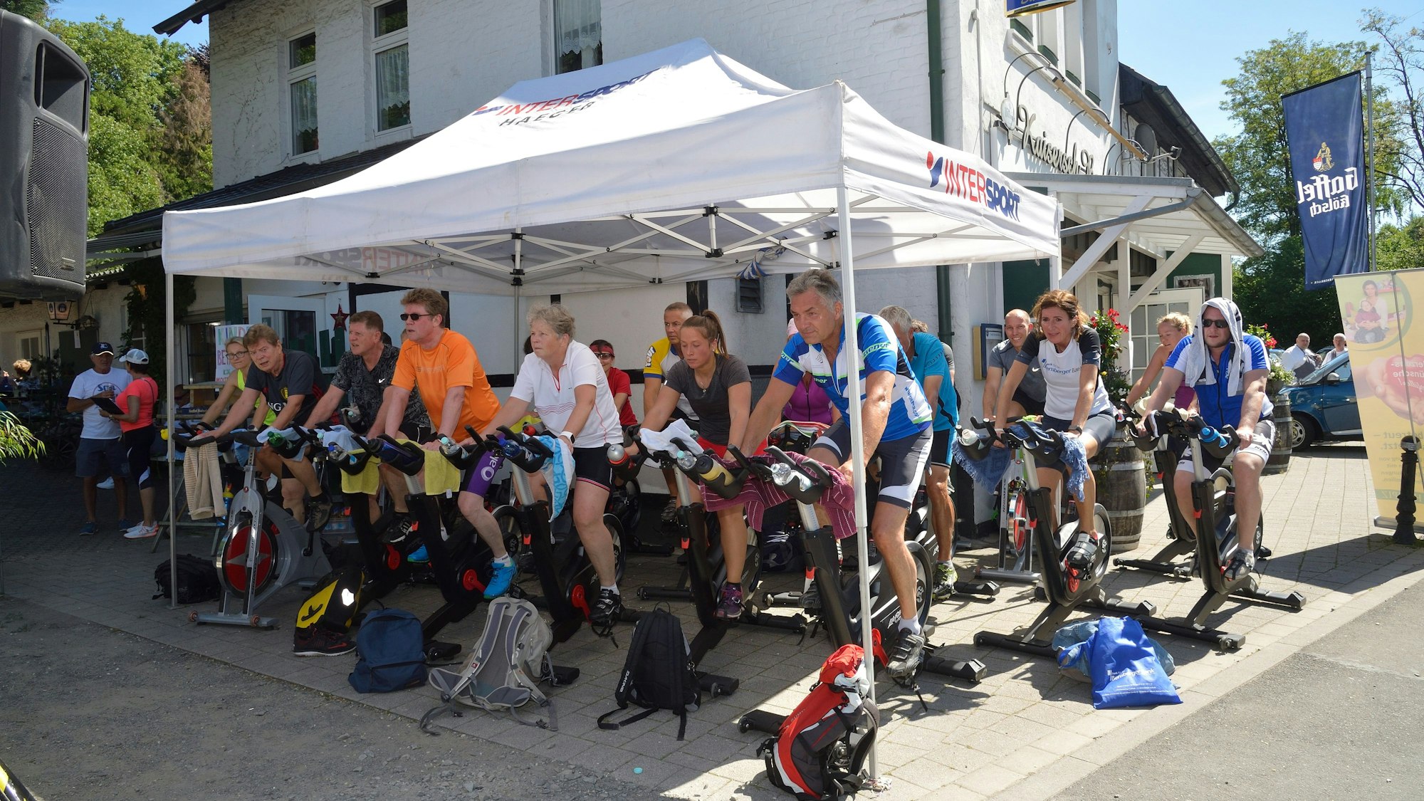 Es sind mehrere Menschen auf Spinning-Rädern zu sehen.