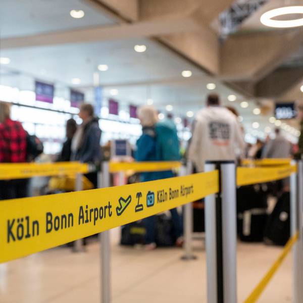 01.04.2023, Köln: Am Flughafen checken viele Reisende zu ihrem Flug in den Urlaub ein. Zu Beginn der Osterferien ist am Köln-Bonn-Airport viel los. Foto: Uwe Weiser