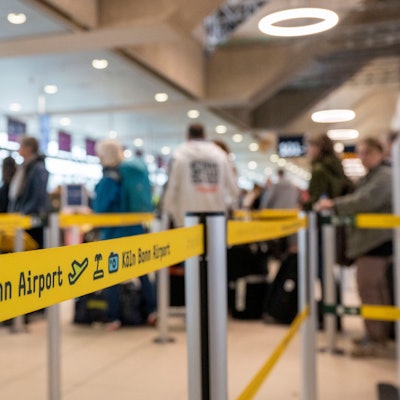 01.04.2023, Köln: Am Flughafen checken viele Reisende zu ihrem Flug in den Urlaub ein. Zu Beginn der Osterferien ist am Köln-Bonn-Airport viel los. Foto: Uwe Weiser