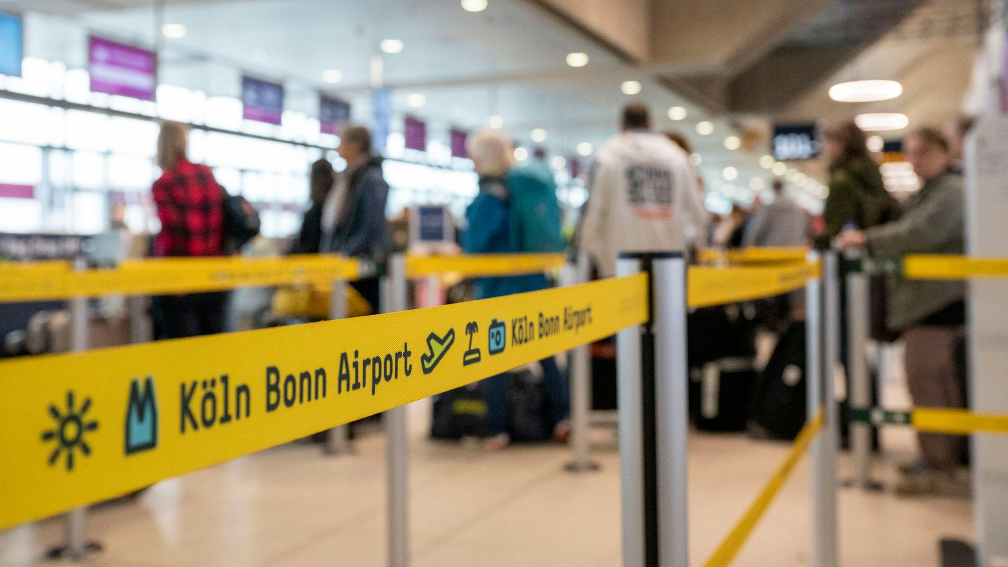 01.04.2023, Köln: Am Flughafen checken viele Reisende zu ihrem Flug in den Urlaub ein. Zu Beginn der Osterferien ist am Köln-Bonn-Airport viel los. Foto: Uwe Weiser