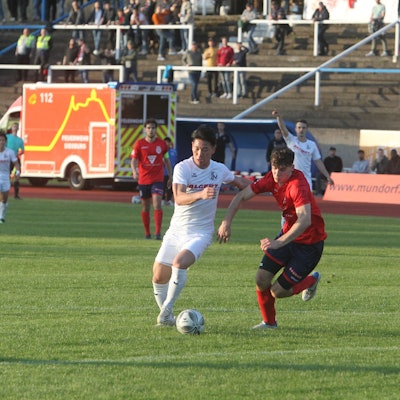 Kaito Asano (links) vom Siegburger SV 04