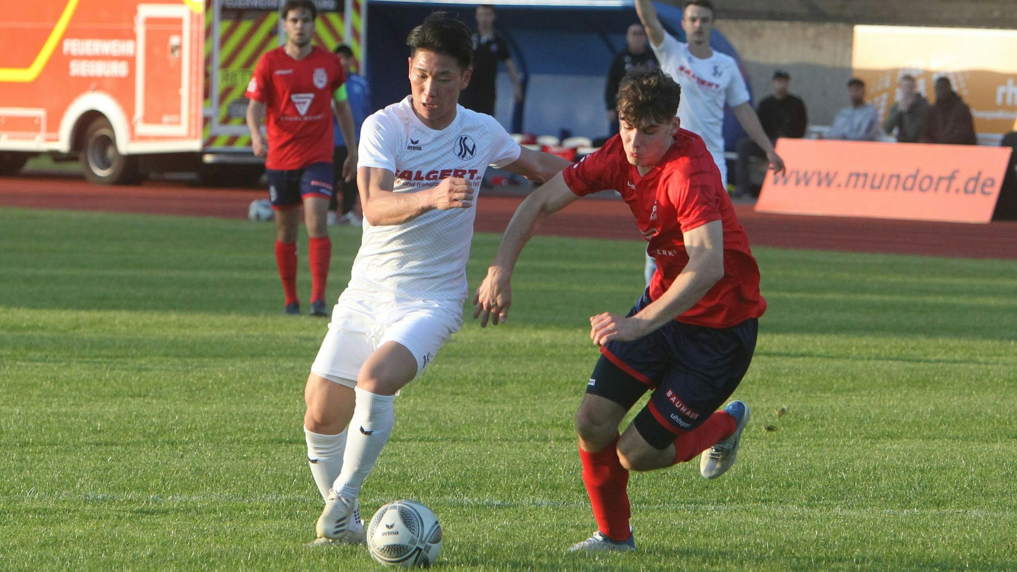 Kaito Asano (links) vom Siegburger SV 04