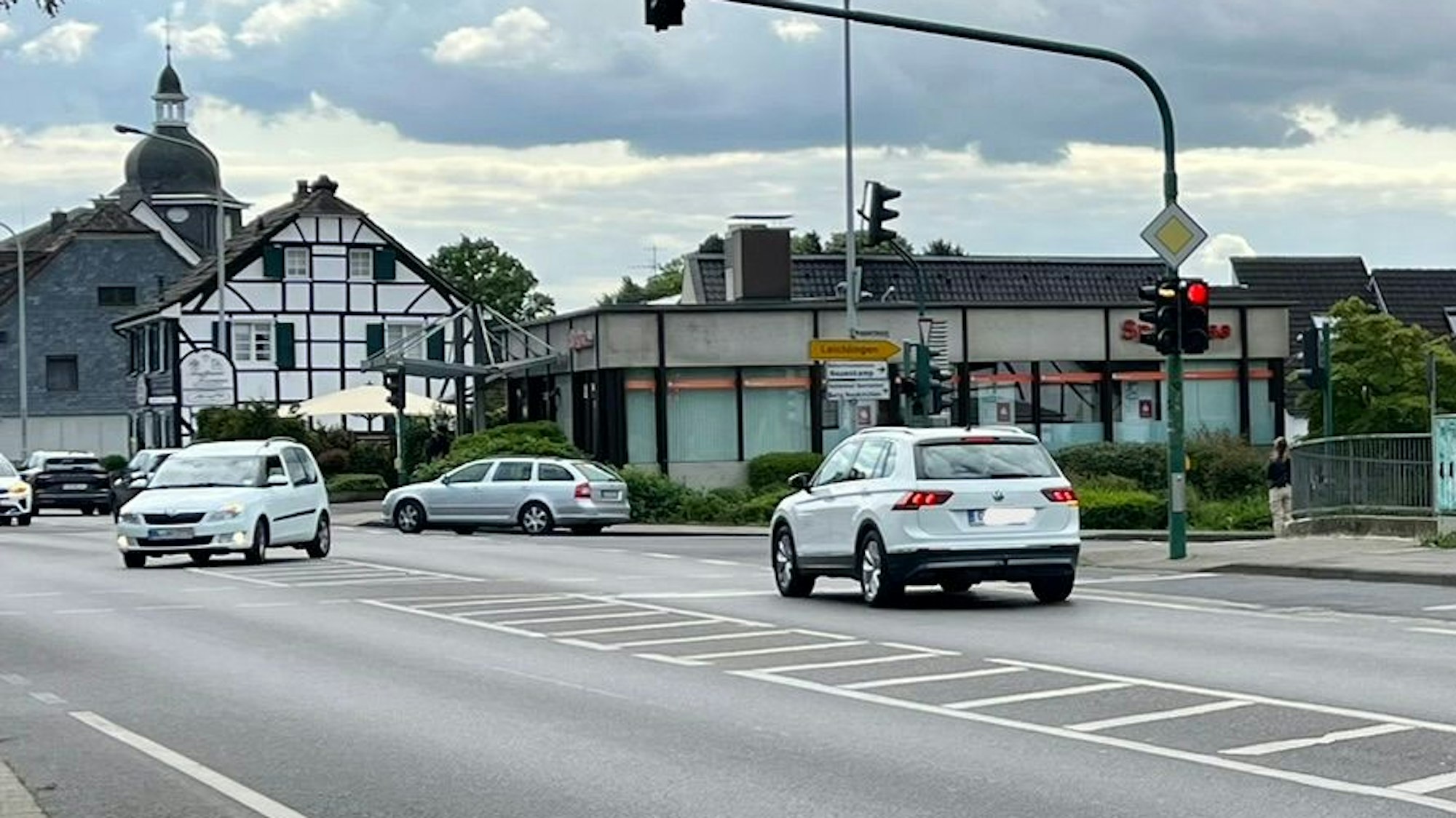 Verkehr fließt auf einer Straße.