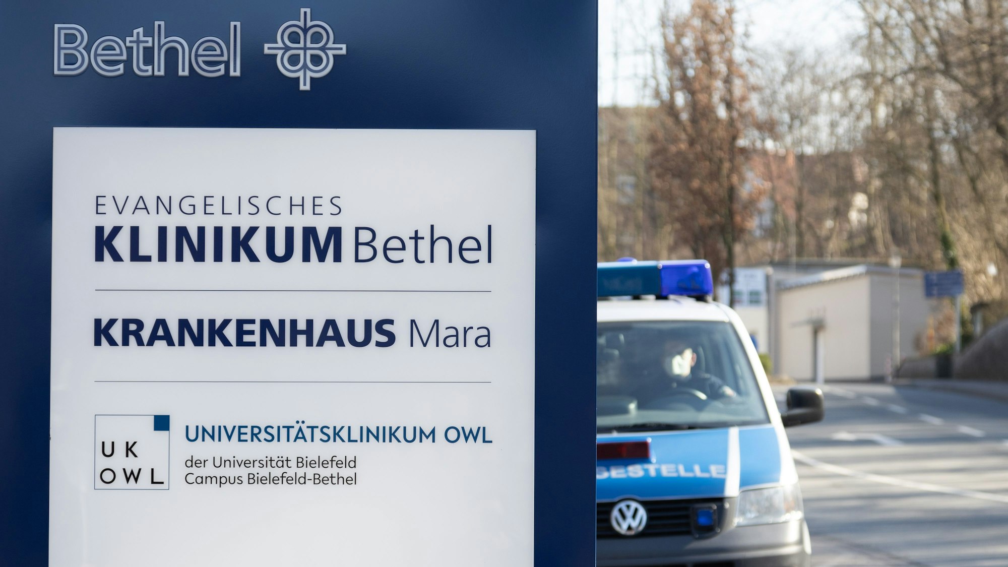 Ein Fahrzeug der Polizei steht an einem Gebäude der Geschäftsführung des Evangelischen Klinikums Bethel.