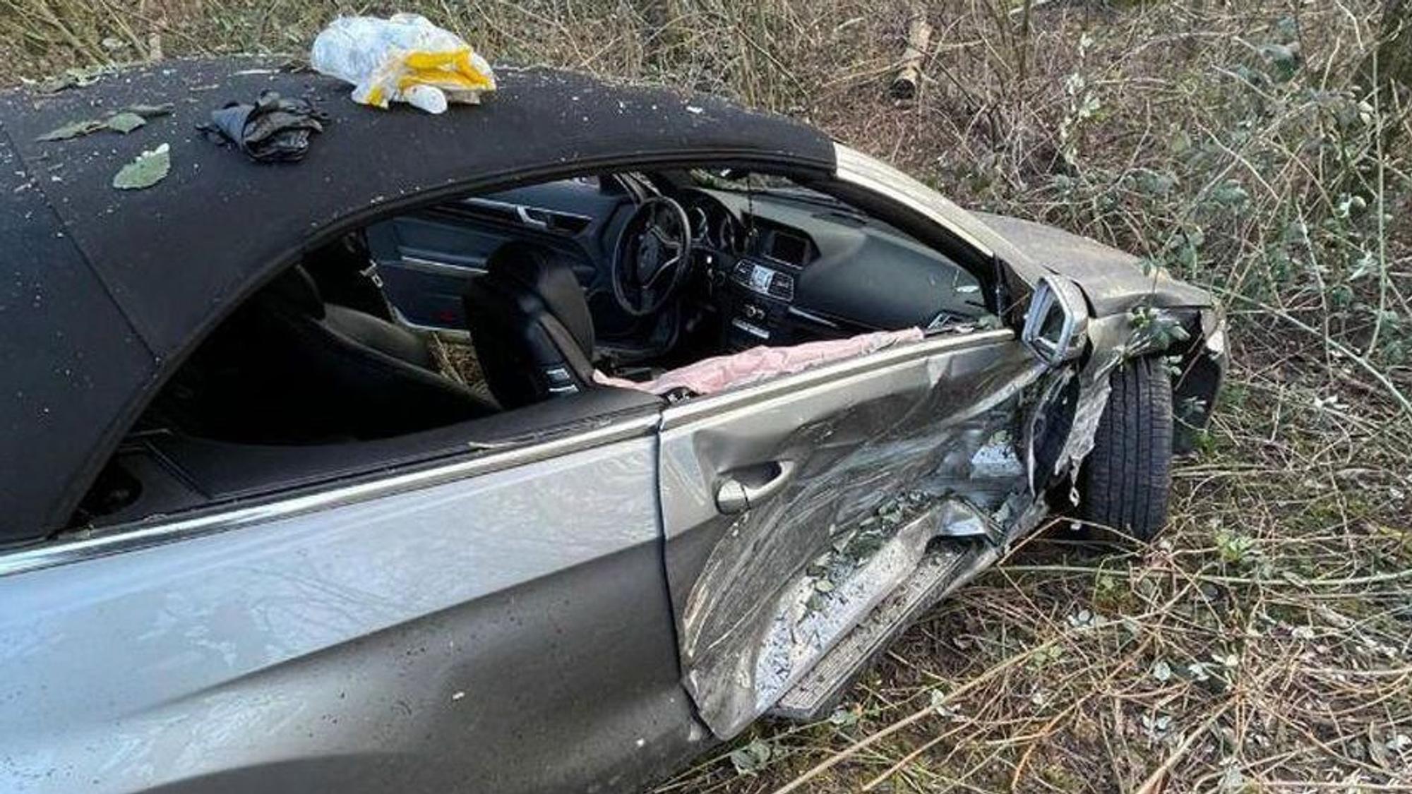 Der Mercedes des Ehepaares wurde ebenfalls zum Totalschaden.